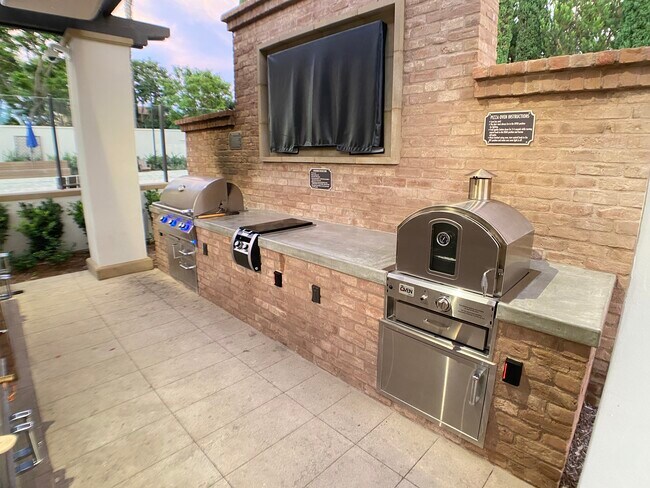 Building Photo - 101 Hallmark