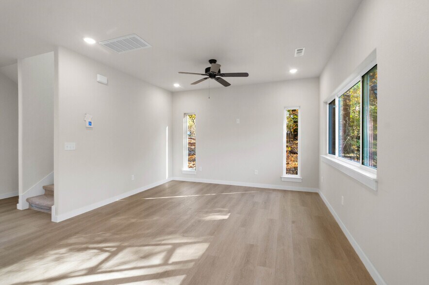 Building Photo - 50 Thaxted Dr