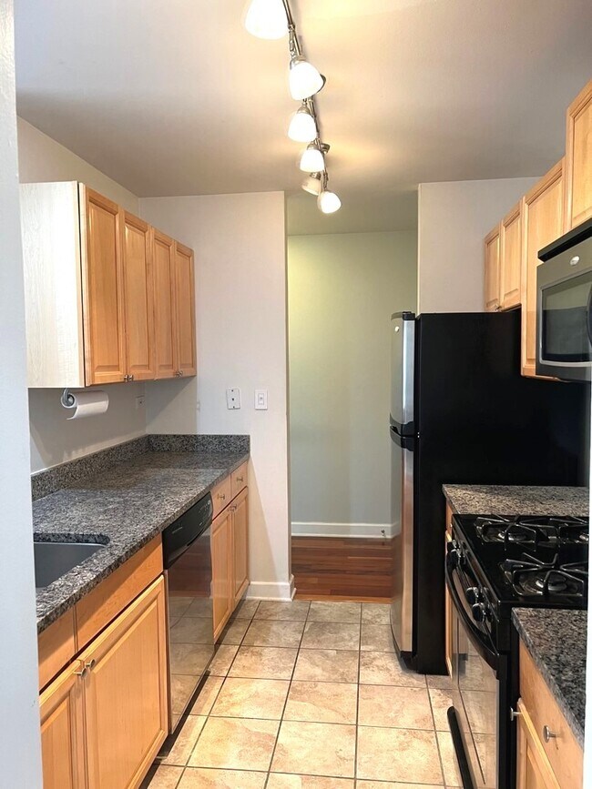 Building Photo - 1931 Prairie Square