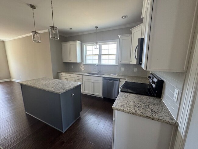 Building Photo - Like New and Move-in Ready!!