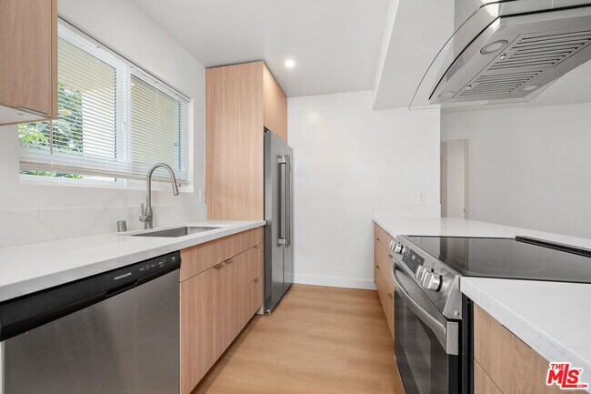 Building Photo - 833 5th St