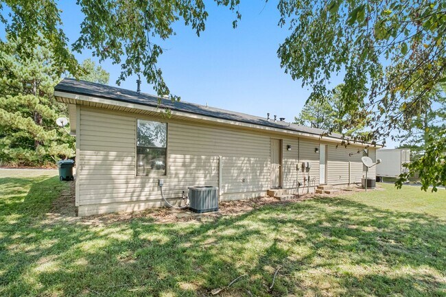 Building Photo - Cozy 2 Bedroom Duplex with Fireplace & Spacious Backyard!