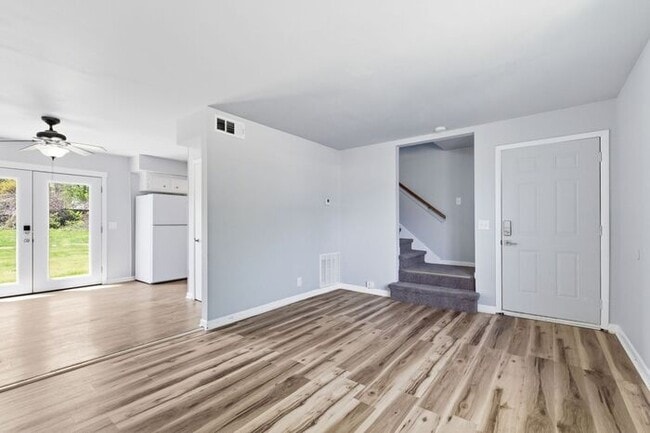 Building Photo - Prime Bellevue Location! 3-Bed Townhouse with 1.5 Baths