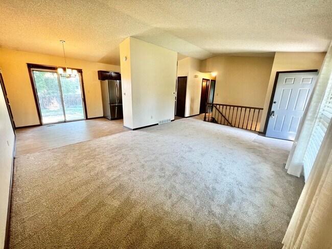 Building Photo - Beautiful 4 Bed, 2 Bath House in South Fort Collins! Avail. June 10th!