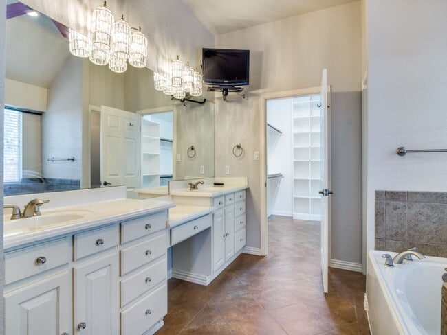 Building Photo - Incredible 4-bedroom, 3-bath Home with sparkling Pool on a gorgeous lot in highly sought-after Al...