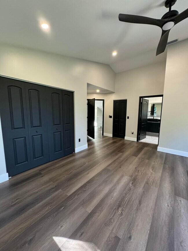 Building Photo - 10366 Buena Ventura Dr