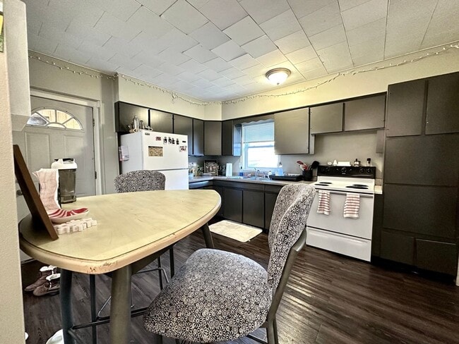 Building Photo - AVAILABLE JUNE - Updated 4 Bed 1 Bath