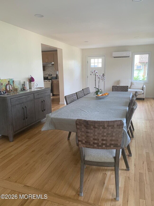 Building Photo - 988 Elizabeth Terrace