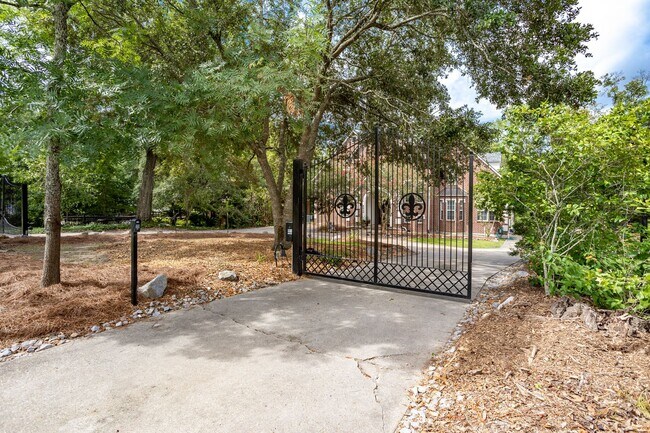 Building Photo - Historic Highland Road Beauty with Bayou V...