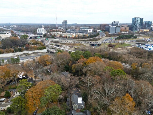 Building Photo - 302 Hascall Rd NW