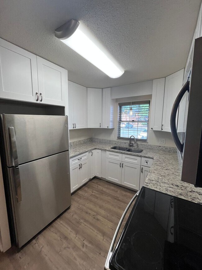 Building Photo - Charming 2 Bedroom Townhouse