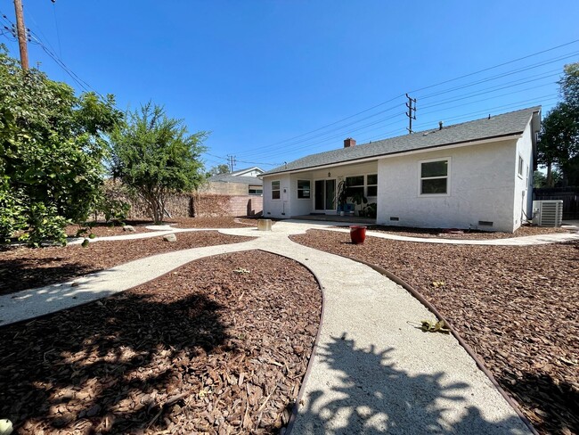 Building Photo - Remodeled 3 Bedroom + 2 Bath Property in R...