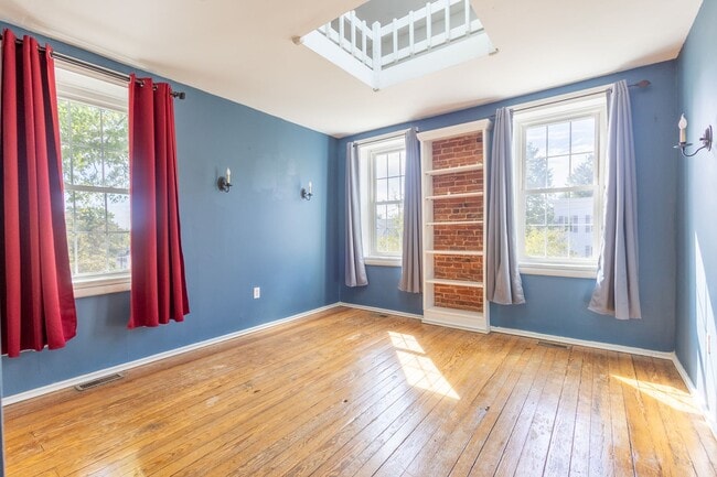 Building Photo - Lovely 3 BR/1.5 BA Semi-Detached Home in S...