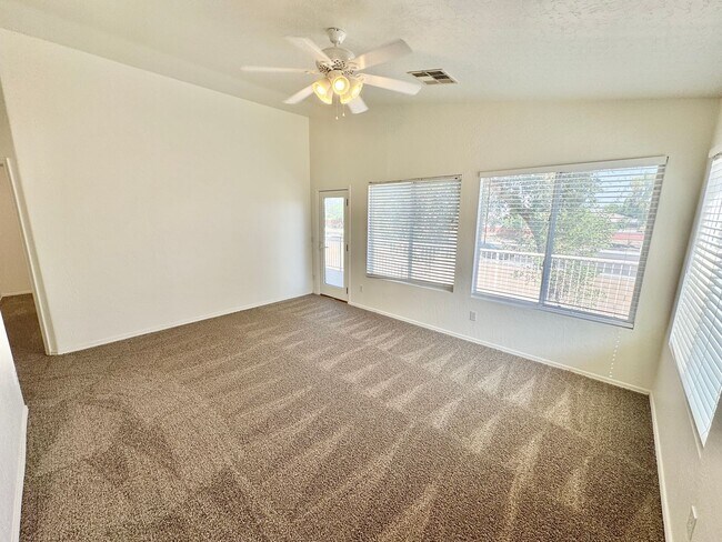 Building Photo - 4 Bedroom 3 Bathroom Home in Surprise! Has Loft & Additional Office/Den!