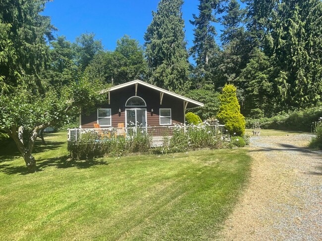 Building Photo - Charming Cottage with Private Beach Rights!