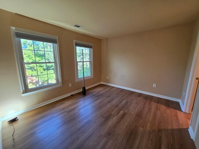 Building Photo - 10952 Bloomingdale Dr