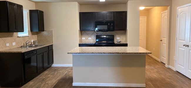 Building Photo - Great 4 Bedroom home with Open floor plan