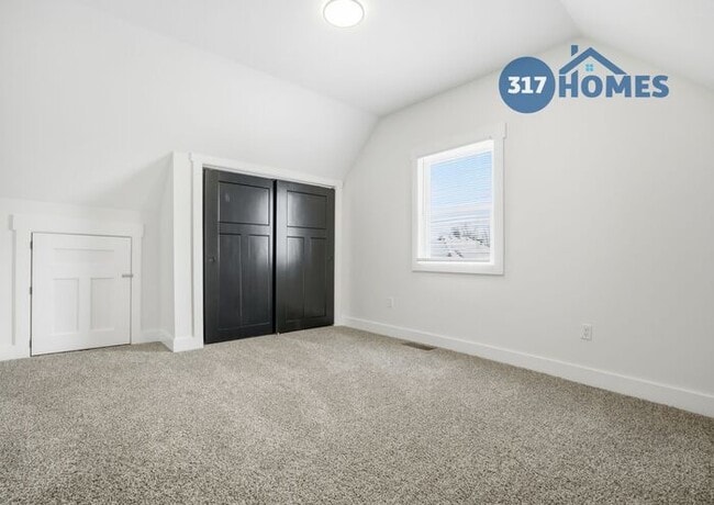 Building Photo - Modern Two Bedroom with Balcony in Holy Cross