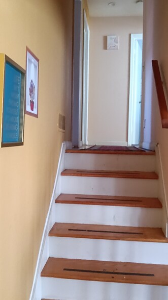 Building Photo - 7.. Waksman Pl