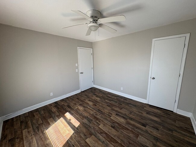 Building Photo - 2 Bedroom available now!!  $900/month!  Updated unit!!