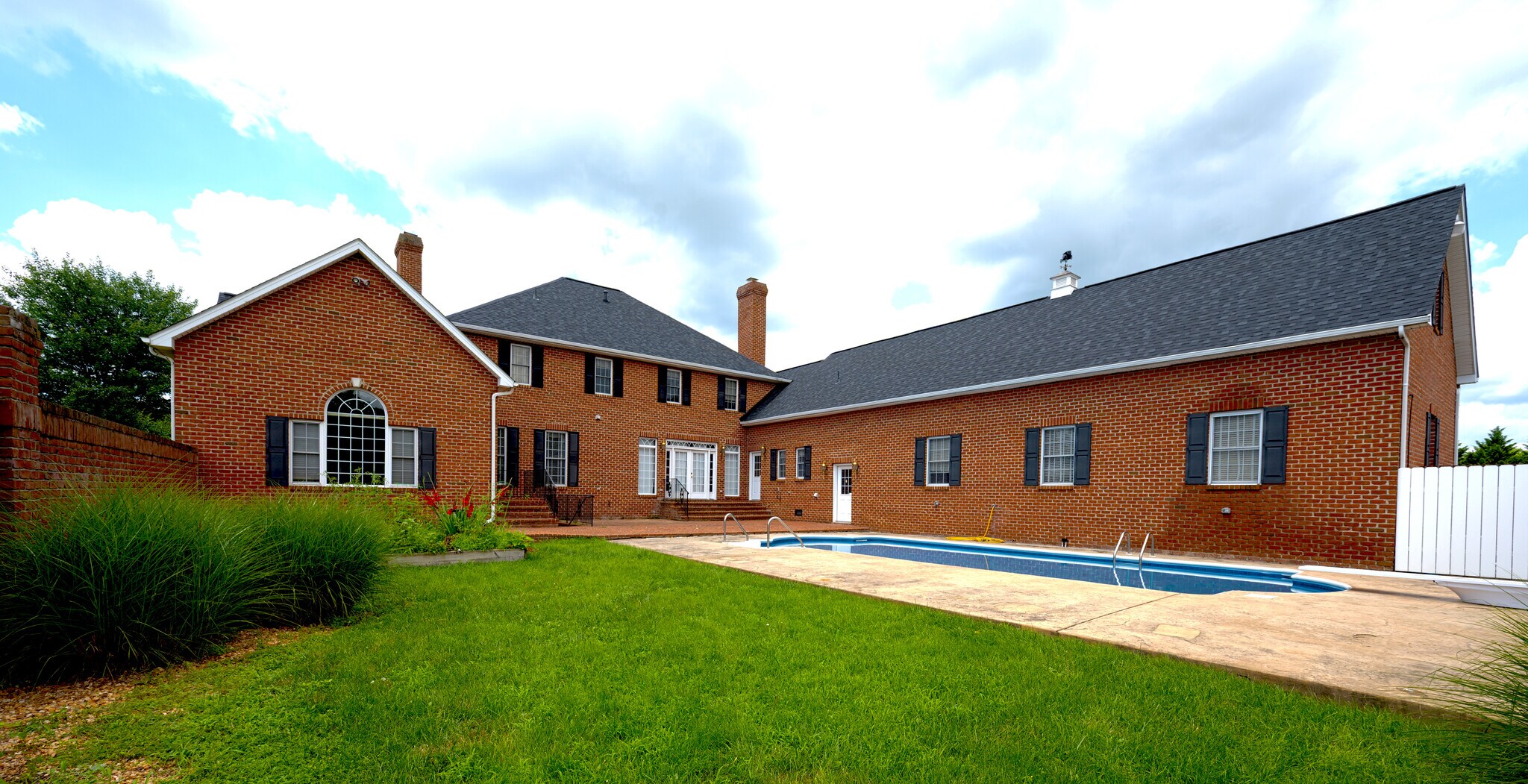 Enclosed Lawn w/ Small Garden - 1495 Merrimans Ln
