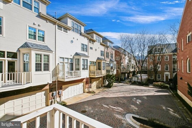 Building Photo - 1053 N Stuart St