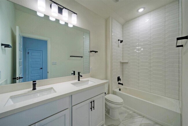 Building Photo - 245 Darley Oak Dr