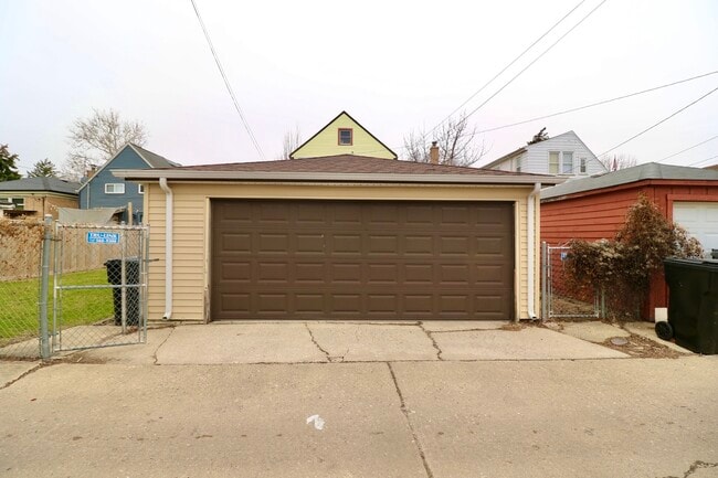 Building Photo - 3807 N Narragansett Ave