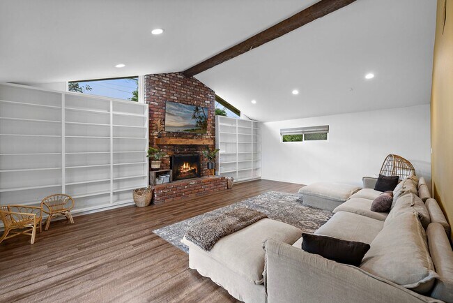 Building Photo - Beautifully Remodeled Rossmoor Home in a P...