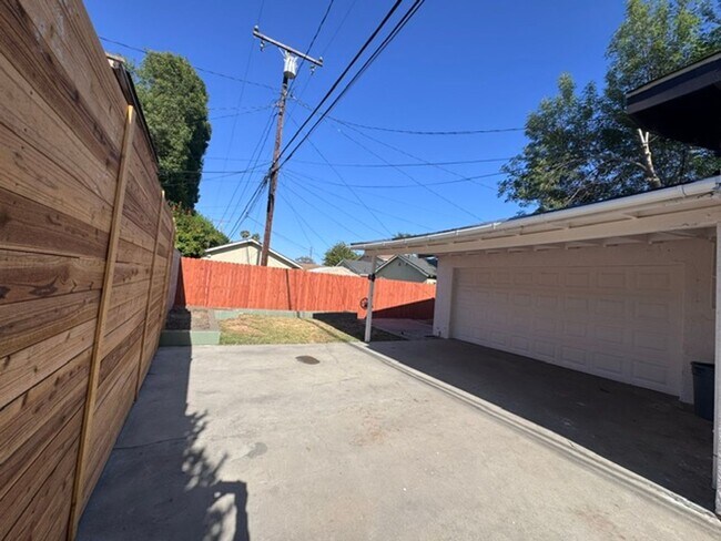 Building Photo - Charming 3-Bedroom Home with 2-Car Garage & Driveway Parking in North Long Beach