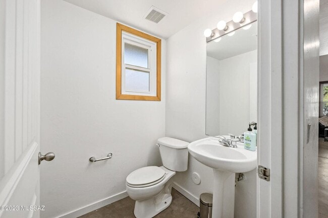 Building Photo - PRELEASE August 2026! West University Home!