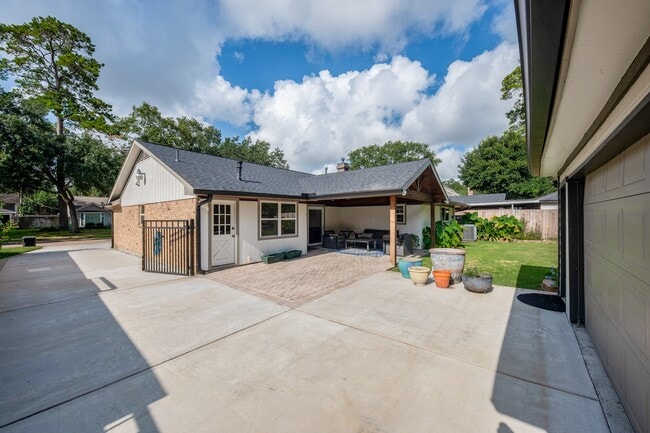 Building Photo - 926 Chantilly Ln