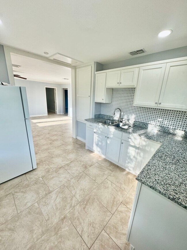 Building Photo - New Rental! Updated 2-bedroom located in a Southside Neighborhood!