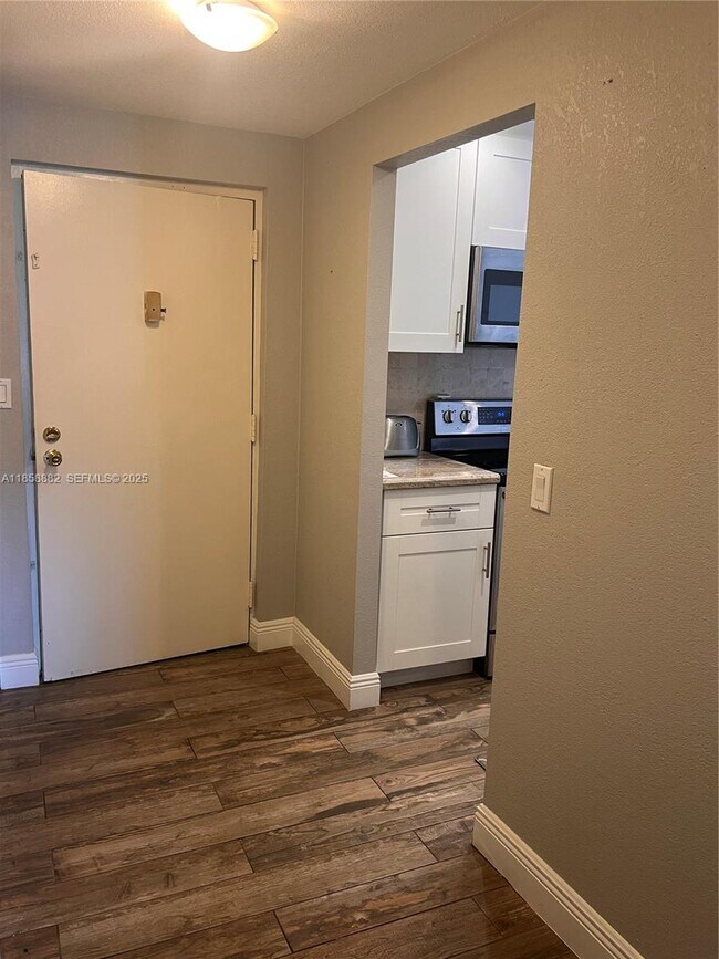 Building Photo - 400 N Riverside Dr