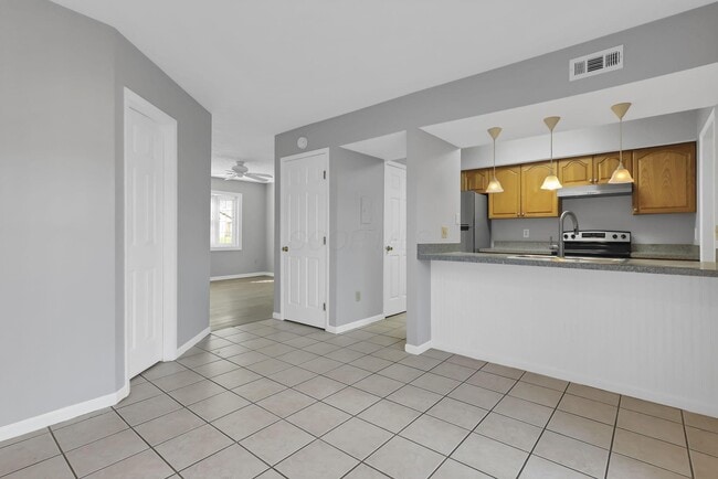 Building Photo - 1642 Park Row Dr