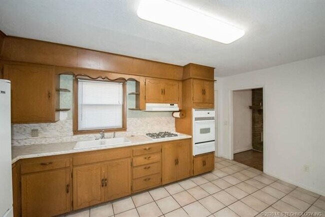 Building Photo - Well maintained 3 bedroom on double corner...