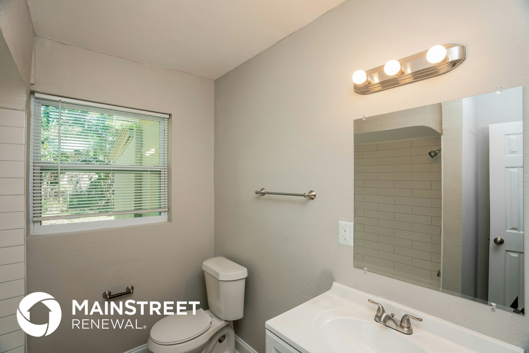 Building Photo - 2227 17th Ave S