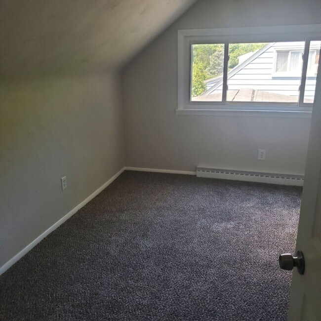 Building Photo - 3 bdrm Bungalow House For Rent!!!