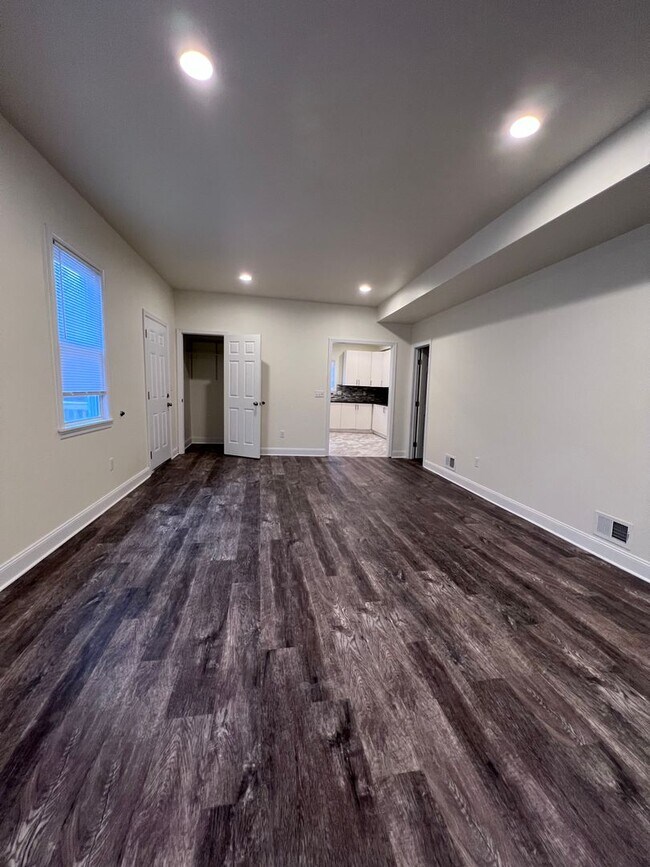 Building Photo - Updated 5BR 3bath house with off street parking!