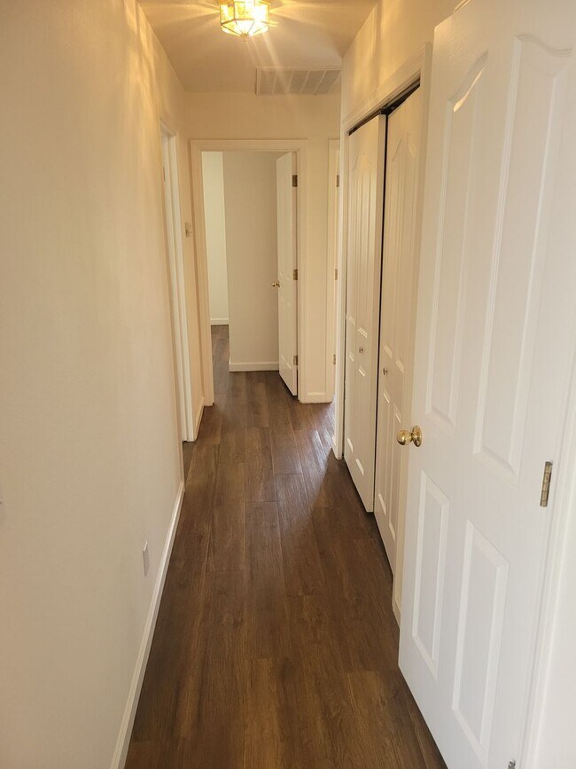 Building Photo - 1400 Howard Ct