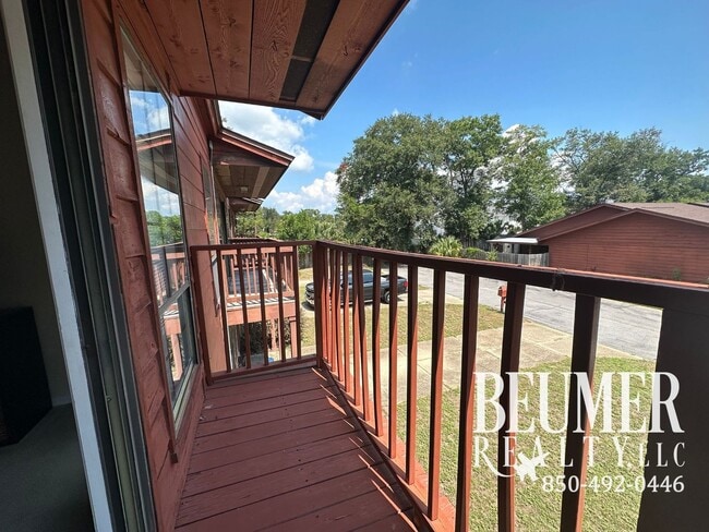 Building Photo - Townhome in SE Pensacola Scenic Hwy locate...