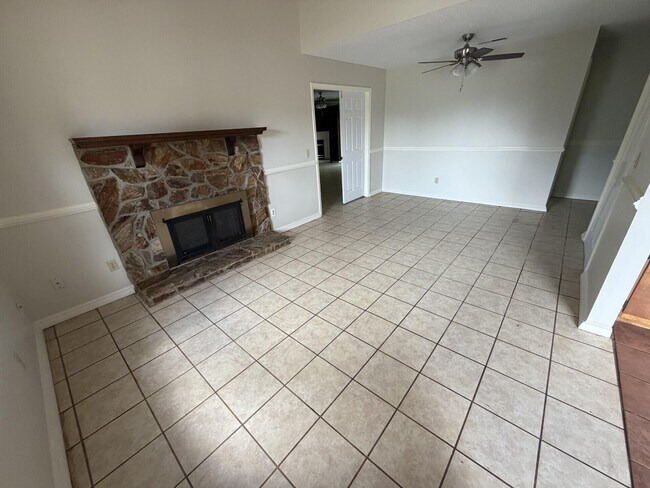 Building Photo - 5830 Lost Creek Dr