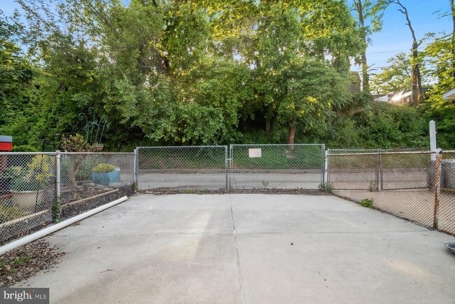 Building Photo - 643 47th St