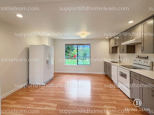 Building Photo - "Spacious 4-Bedroom Duplex with 2 Full Bat...