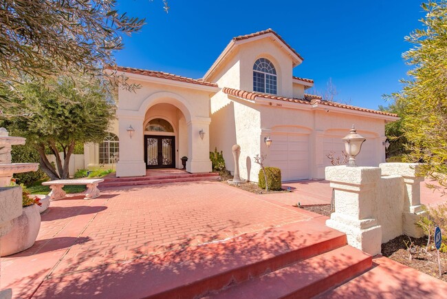 Building Photo - Luxury Living in this Stunning Pool Home!