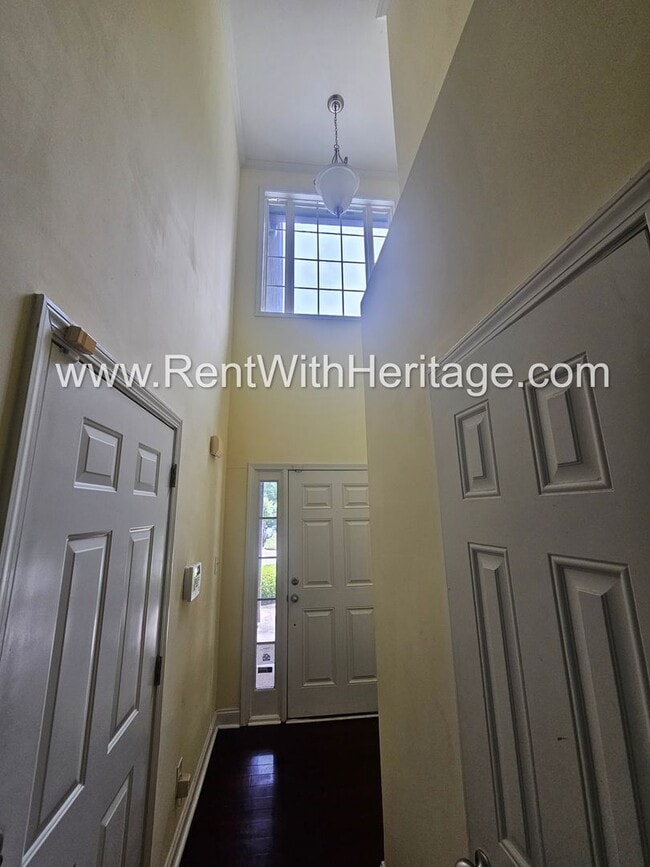 Building Photo - Gorgeous 3Bd / 2Ba Immaculate Townhome / U...