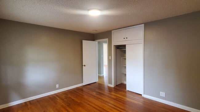 Building Photo - Spacious 2 Bd Main Level Duplex