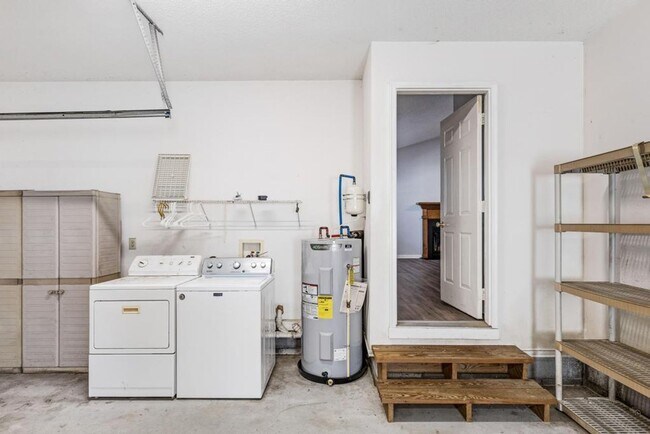 Building Photo - 4 Bedrooms/2 Bath Ranch Home!