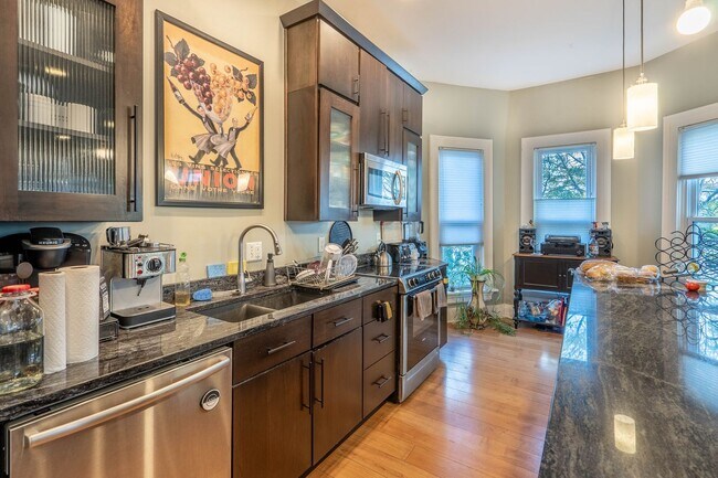 Building Photo - 1371 N High St