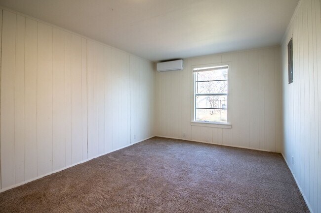 Building Photo - 2 bedroom Now Leasing